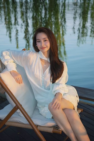 气质女人味怎么拍？5个不张扬又出片的拍照姿势，谁拍谁漂亮！ - 图片 3