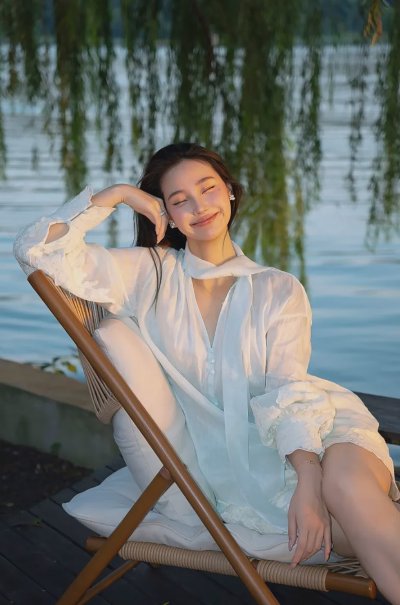 气质女人味怎么拍？5个不张扬又出片的拍照姿势，谁拍谁漂亮！ - 图片 1