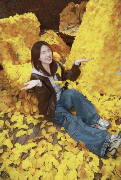 秋冬落叶感氛围照片就这样拍，银杏林出片姿势全攻略 - 图片 3
