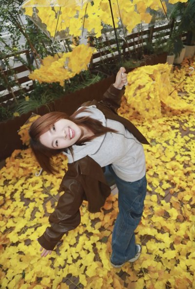 秋冬落叶感氛围照片就这样拍，银杏林出片姿势全攻略 - 图片 4