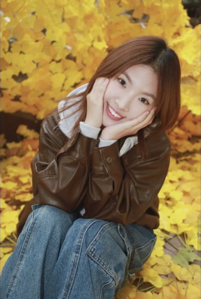 秋冬落叶感氛围照片就这样拍，银杏林出片姿势全攻略 - 图片 1