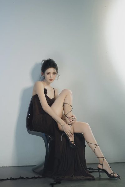 纯欲千金光滑美白玉腿写真 - 图片 3