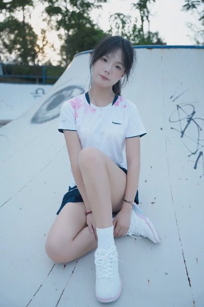 运动风妹妹马尾辫美腿写真 - 图片 3