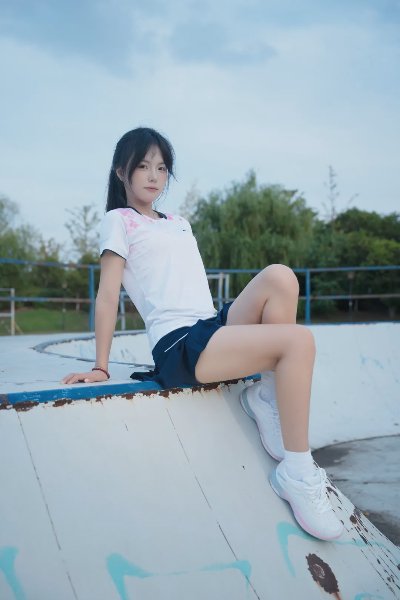 运动风妹妹马尾辫美腿写真 - 图片 4