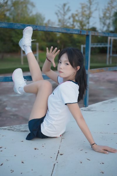 运动风妹妹马尾辫美腿写真 - 图片 1