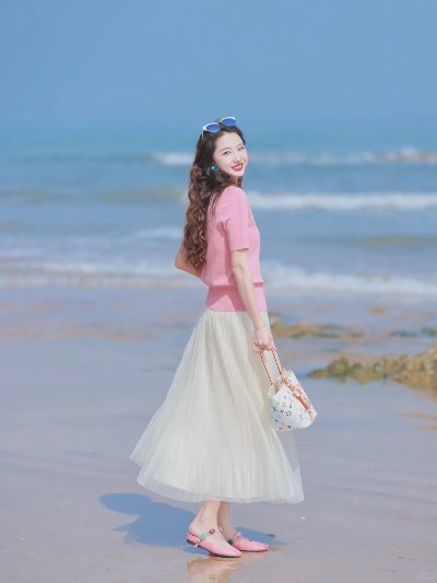 海边穿裙子拍照，9个姿势技巧，年轻又漂亮，上镜显气质 - 图片 1