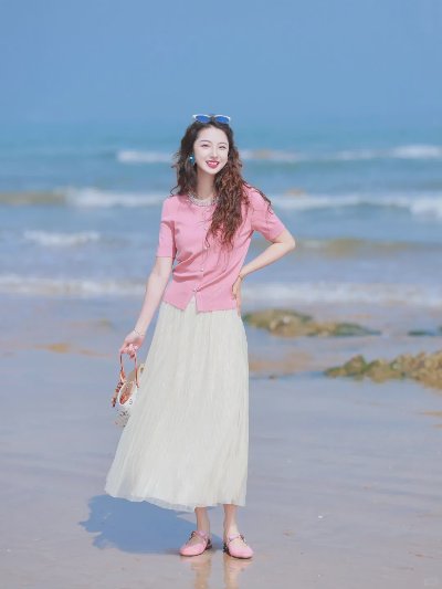 海边穿裙子拍照，9个姿势技巧，年轻又漂亮，上镜显气质 - 图片 2