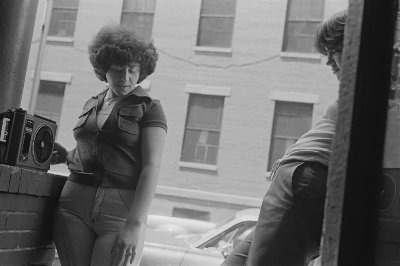 “以影像的方式，对抗对女性的傲慢凝视”，马格南摄影师Susan Meiselas，上世纪70年代，纽约“小意大利”的女孩们 - 图片 3