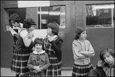 “以影像的方式，对抗对女性的傲慢凝视”，马格南摄影师Susan Meiselas，上世纪70年代，纽约“小意大利”的女孩们 - 图片 2