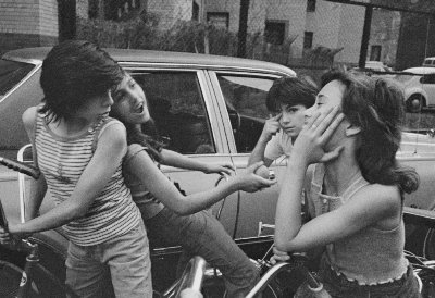 “以影像的方式，对抗对女性的傲慢凝视”，马格南摄影师Susan Meiselas，上世纪70年代，纽约“小意大利”的女孩们 - 图片 1