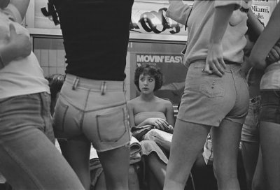 “以影像的方式，对抗对女性的傲慢凝视”，马格南摄影师Susan Meiselas，上世纪70年代，纽约“小意大利”的女孩们 - 图片 4