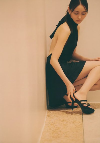 写真集 | 弓木奈于, 1st写真集 『是天使吗？』 - 图片 1