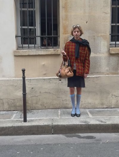 伦敦鬼马少女：她的穿搭，是一部会呼吸的复古电影 - 图片 4