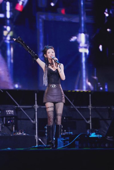 明星｜张予曦网袜长靴的黑色穿搭魅力 - 图片 5